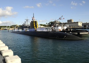 800px-US_Navy_110930-N-UK333-048_The_Los_Angeles-class_fast_attack_submarine_USS_Cheyenne_(SSN_773)_returns_to_Joint_Base_Pearl_Harbor-Hickam_after_a_six