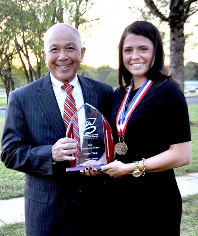  NW-SCC President, Dr. Humphrey Lee awards Carly O’Dell with the 2016 President’s Award for the Shoals campus