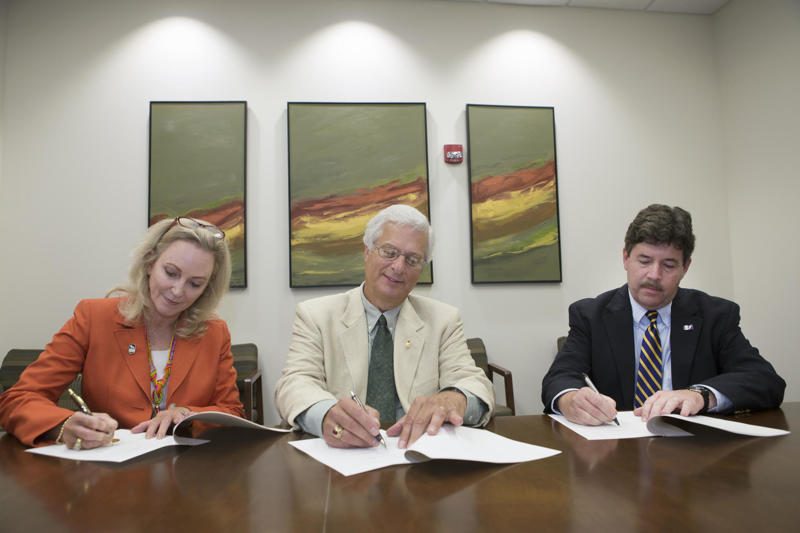 Dr. Paul Kittle signs Isbell Scholarship Photographer: Shannon Wells