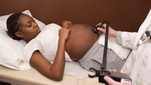 pregnant-black-woman-doctor
